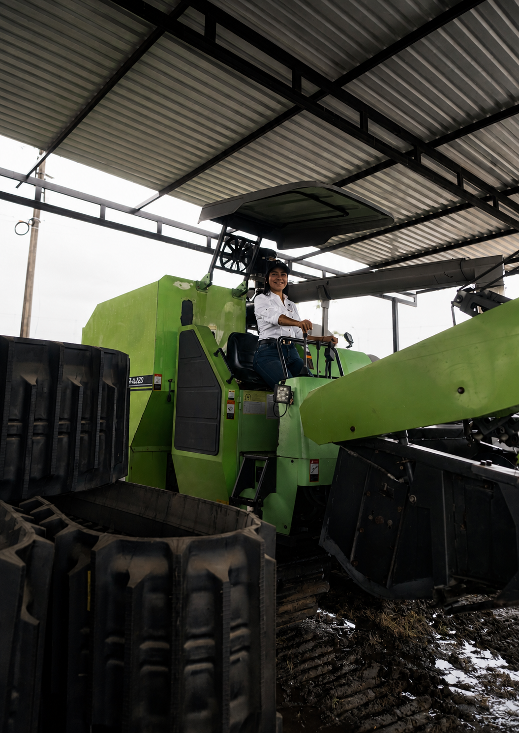 Operaria a bordo de una cosechadora AGRIUNIÓN